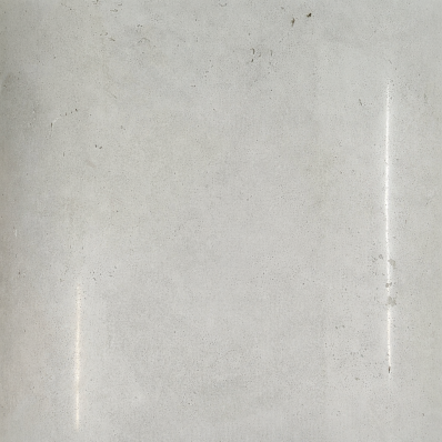 Helle, strukturierte Fläche mit schwachen Linien und leichten Schatten.